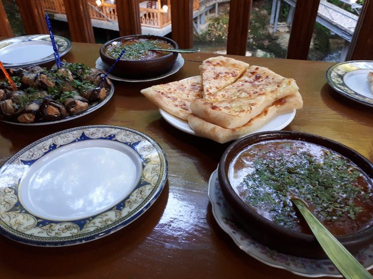 Обед в ресторане-апацха «Ассир», во время экскурсии в Черниговку